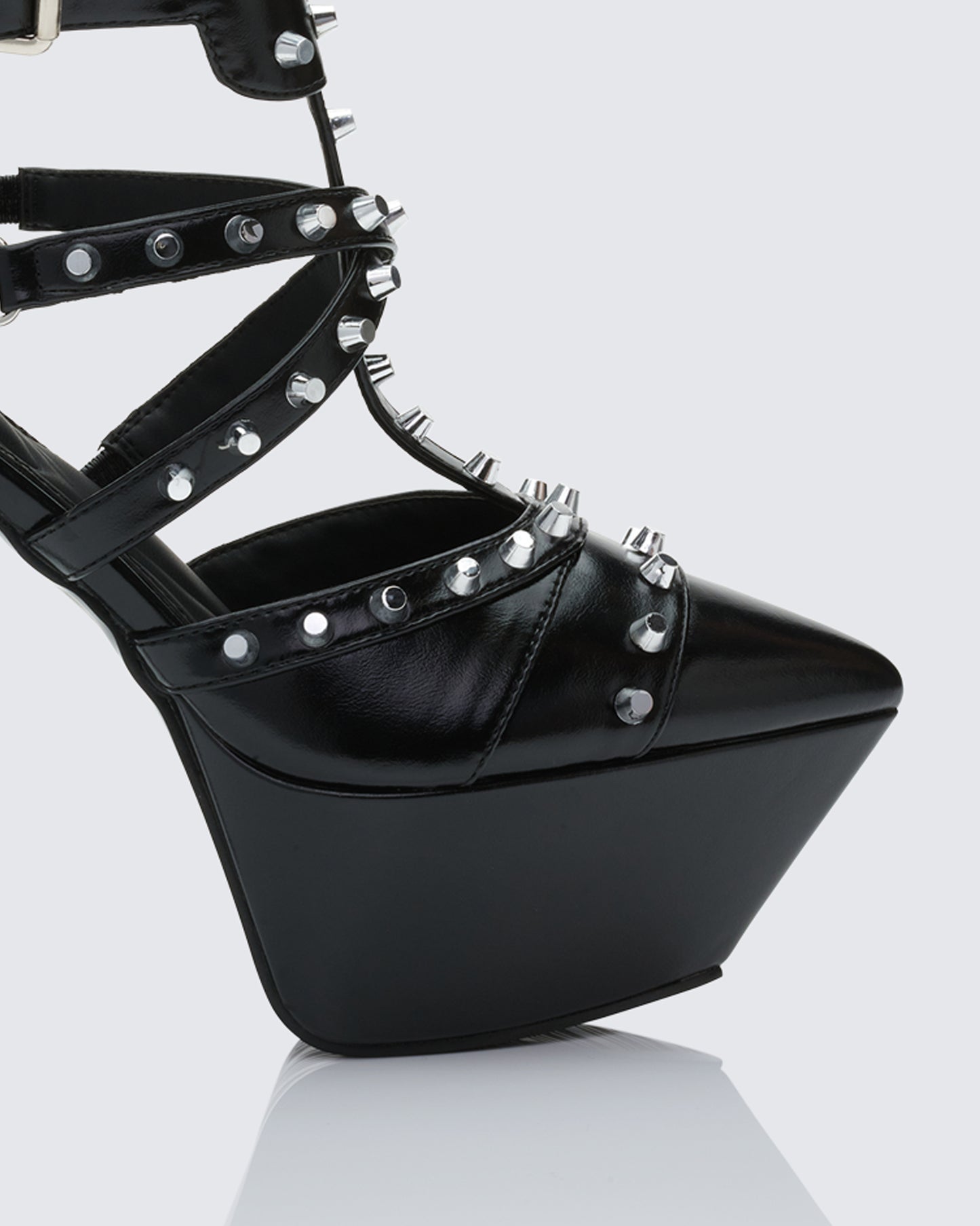 Women's black heels close-up detail β FINESSE